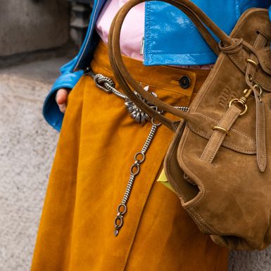 Žena u suknji od brušene kože