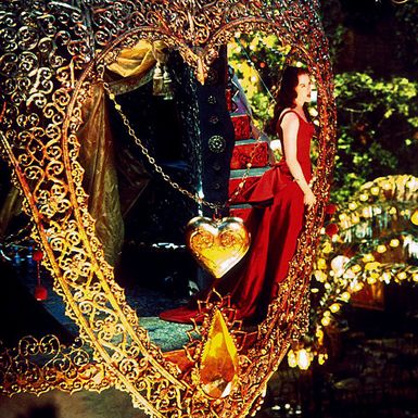 Nicole Kidman kao Satine u nezaboravnoj crvenoj satenskoj haljini u filmu 'Moulin Rouge!' - 3