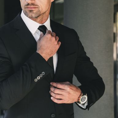 Muškarac popravlja kravata