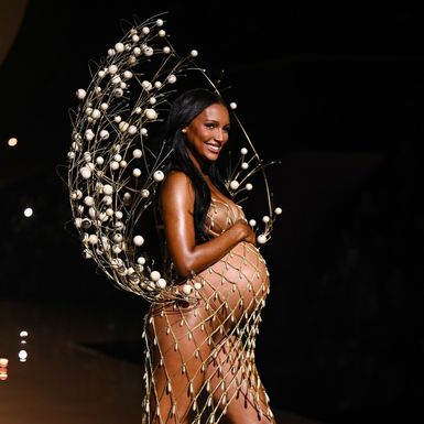 Trudna Jasmine Tookes na modnoj reviji Victoria's Secreta - 2