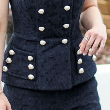 Peplum prsluk vizualno oblikuje struk