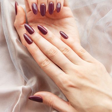 Bordo-smeđa manikura jesenski je hit