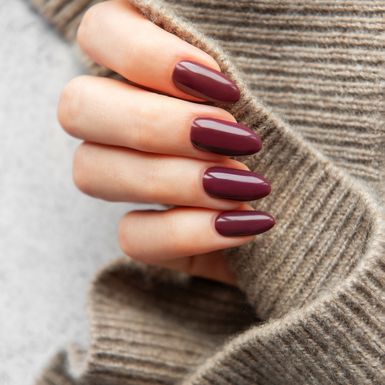 Bordosmeđa manikura jesenski je hit