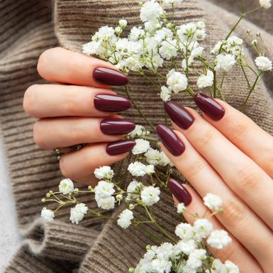 Bordo-smeđa manikura jesenski je hit