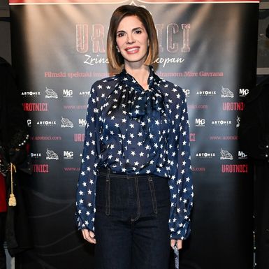 Bojana Gregorić Vejzović nosila je traperice visokog struka i predimenzioniranih nogavica