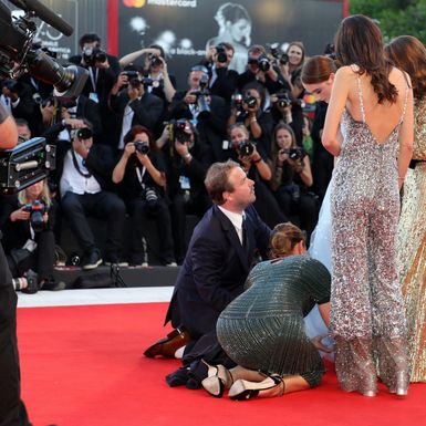 Problemi s cipelama glumice Raffey Cassidy na crvenom tepihu 75. Mostre - 1