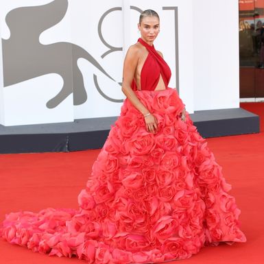 Rose Bertram u raskošnoj crvenoj kreaciji