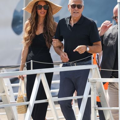 Amal Clooney u crnoj haljini bijelim štiklama