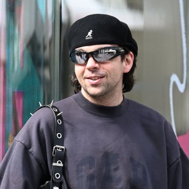 Mladić sa zagrebačke špice nosi efektnu torbicu i kaubojke