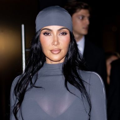 Kim Kardashian u prozirnom i uskom sivom kombinezonu