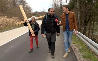 Reporter Dino Goleš sa Sašom Pavlićem, ocem na križnom putu za skupe lijekove za djecu (Foto: Dnevnik.hr)