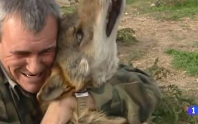 Čovjek kojeg su odgojili vukovi razočaran životom među ljudima (Screenshot YouTube)