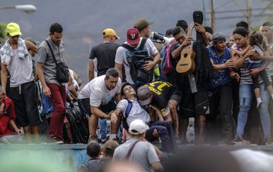 Stanovnici Venezuele bježe u Kolumbiju (Foto: AFP)