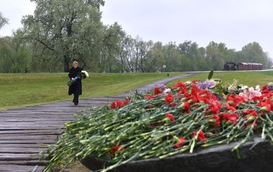 Kolinda Grabar-Kitarović u Spomen području Jasenovac (Foto: Ured predsjednice)