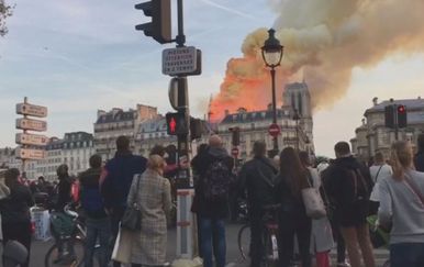 Prolaznici gledaju kako gori crkva Notre-Dame (Foto: Dnevnik.hr)