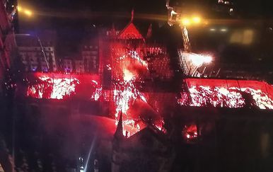 Snimka požara u katedrali Notre-Dame iz zraka (Foto: AFP)