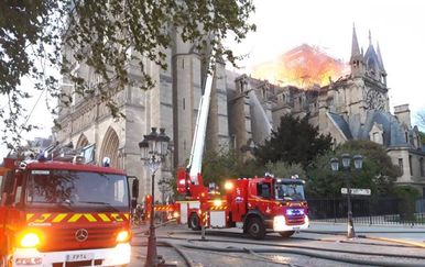 Gašenje požara na katedrali Notre-Dame (Foto: Facebook/Pompiers de Paris)