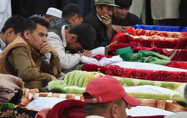 Obitelji oplakuju preminule (Foto: AFP)