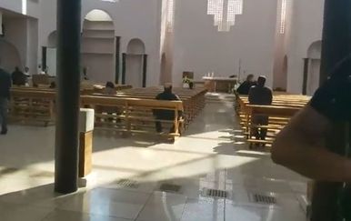 U crkvi napadnuta novinarka Dalmatinskog portala