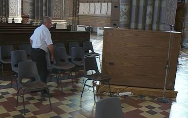 Postavljanje stolica u skladu s uputama za održavanje misa - 1