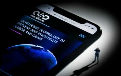 Mobitel s internetskom stranicom NSO Grupe na zaslonu, ilustracija
