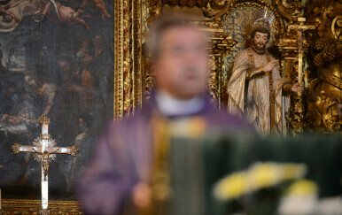 Portugalski biskup drži misu