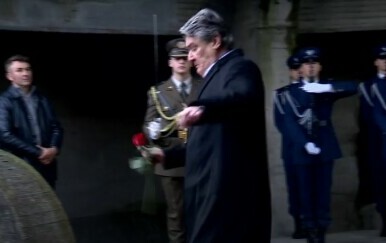 Predsjednik Zoran Milanović poskliznuo se u Jasenovcu