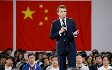 Macron u Kini