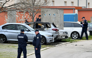 Policijski očevid nakon što su zapaljena dva automobila policajaca na Cresu - 3