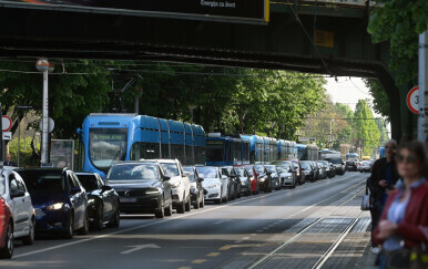Automobil je upao u tramvajske tračnice na Savskoj cesti u Zagrebu - 12