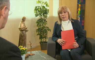 Ivana Petrović razgovara s nadbiskupom Draženom Kutlešom