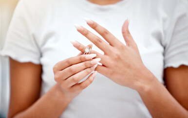 Žena skida vjenčani prst