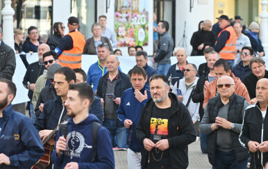 Molitelji na zagrebačkom Trgu bana Jelačića - 1