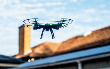 Dron leti oko kuće, ilustracija