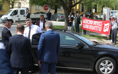 Članovi Radničke Fronte dočekali Andreja Plenkovića transparentom