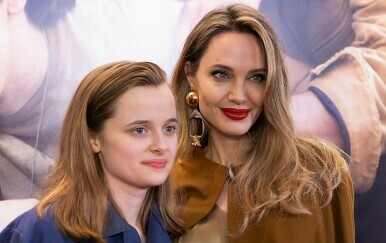 Angelina Jolie i Vivienne na premijeri mjuzikla The Outsiders