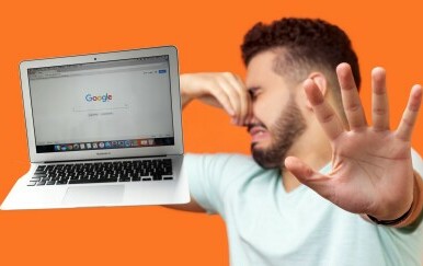 Muškarac s izrazom gađenja na licu i računalo s otvorenom tražilicom Google