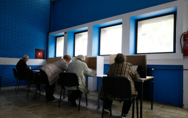 Održavanje parlamentarnih izbora na biračkom mjestu u Osijeku - 3