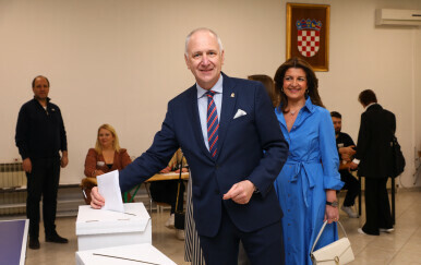 Andro Krstulović Opara sa suprugom i kćerima