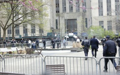 U New Yorku se ispred zgrade suda zapalio muškarac