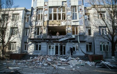 Šteta na zgradama u gradu Avdijivki na istoku Ukrajine