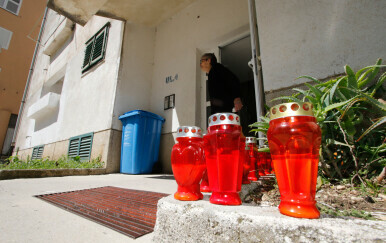 Susjedi pale svijeće na ulazu zgrade u Makarskoj gdje je nakon sukoba s muškarcem preminula 73-godišnjakinja