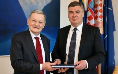 Zoranu Milanoviću uručeni su Konačni rezultati parlamentarnih izbora