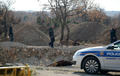 Policija na kamenolomu, ilustracija