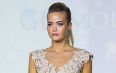 Adriana Ćaleta-Car kao krsna kuma u žutoj haljini modne kuće Zimmermann