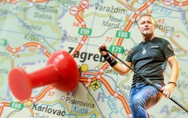 Karta Zagreba s pribadačom i pjevač Marko Perković Thompson