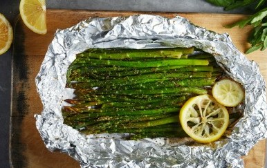 Pečene šparoge s limunom u aluminijskoj foliji
