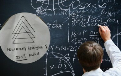 Matematičar koji piše po ploči i zagonetka s tri trokuta