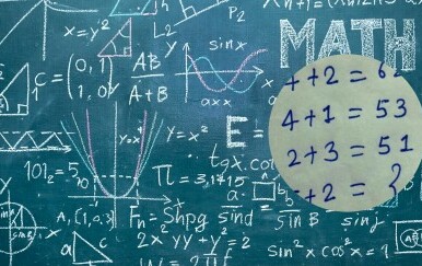 Ploča s matematičkim formulama i mozgalica