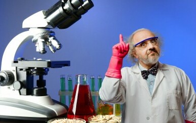 Laboratorij s opremom i znanstvenik koji proučava